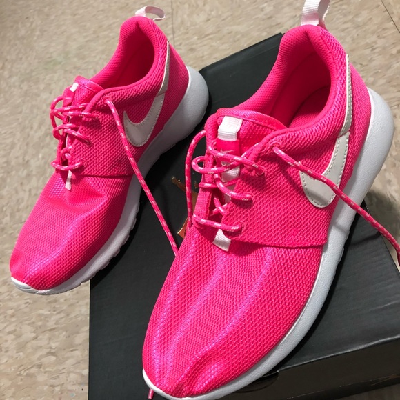 Nike Pink Roshe Running Shoe Size 5Y - Picture 1 of 6